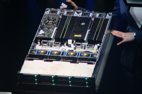 AMD představuje také nové Radeon Instinct s Vegou