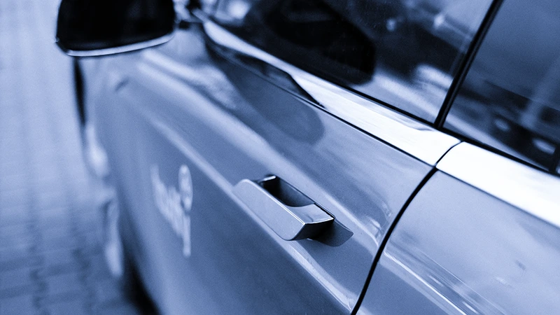 Příliš elektroniky škodí, Tesla je v USA vyšetřována kvůli zapuštěným klikám, v Číně hrozí ban