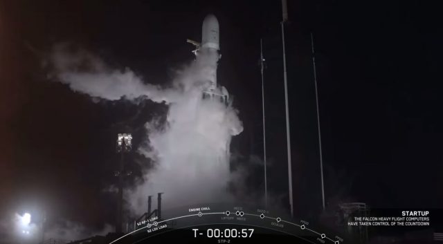 Falcon Heavy se ukázal v první noční misi: havárie i první úspěch