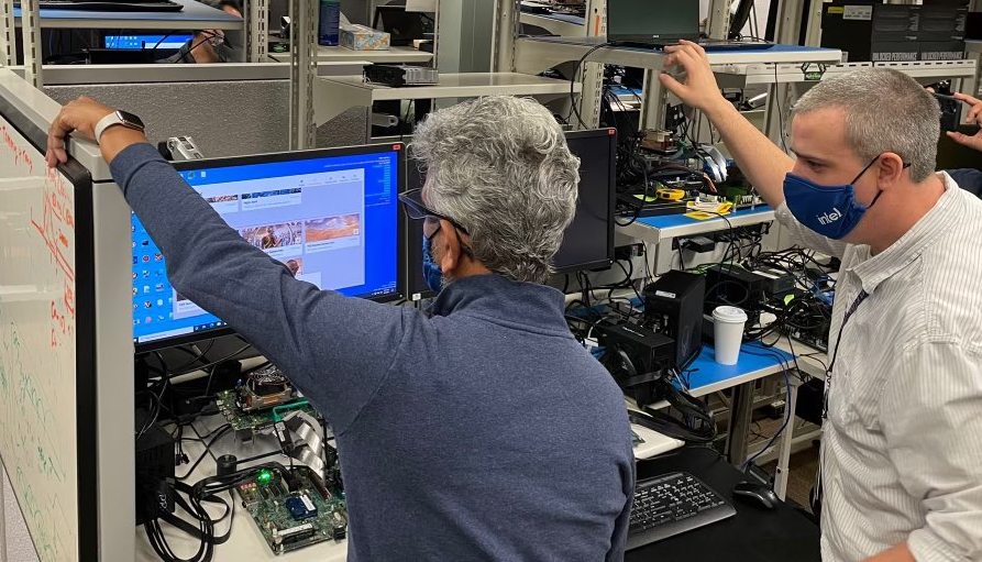 Může Intel HPG bojovat i s výkonnými kartami generací Navi 2 a Ampere?