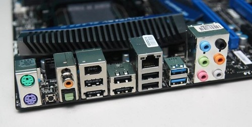 MSI 990FXA-GD80 se socketem AM3+ v detailech