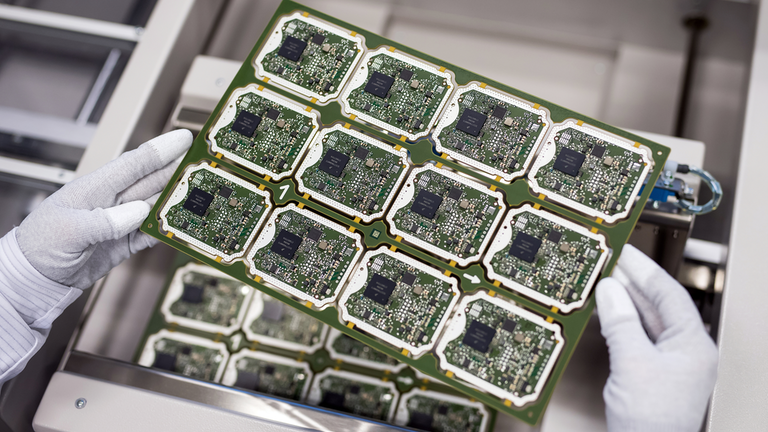 Intel jedná s automotive o dodávkách čipů, výroba by mohla začít letos