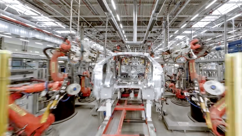 Tesla: video z průletu berlínské továrny dronem, dodávky opět rekordní