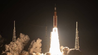 Cesta k Měsíci: raketa SLS z mise Artemis I vzlétla, Orion míří k Měsíci