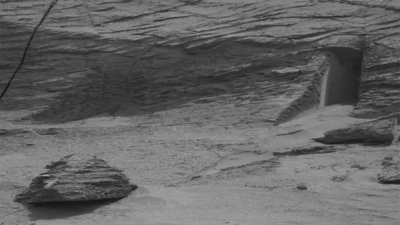 Curiosity našel kamenné "dveře" na Marsu