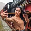 Další oběť selfie: mladá žena pózovala příliš blízko historického vlaku