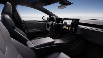Elon Musk přece jen změnil názor, Model S dostává zpět kulatý volant