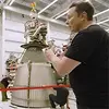 Elon Musk ukázal youtuberovi továrnu SpaceX, natočili o tom hodinové video
