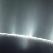 Enceladus si udržuje tekutý oceán díky měkkému jádru