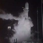 Falcon Heavy se ukázal v první noční misi: havárie i první úspěch