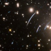 Hubble využil gravitační čočku a podíval se na mladý vesmír