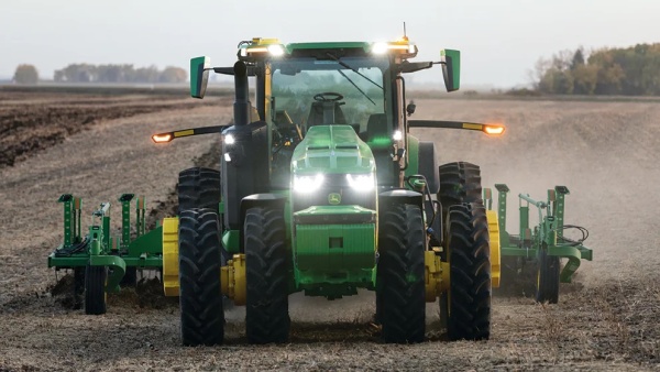 Autonomní traktor John Deere