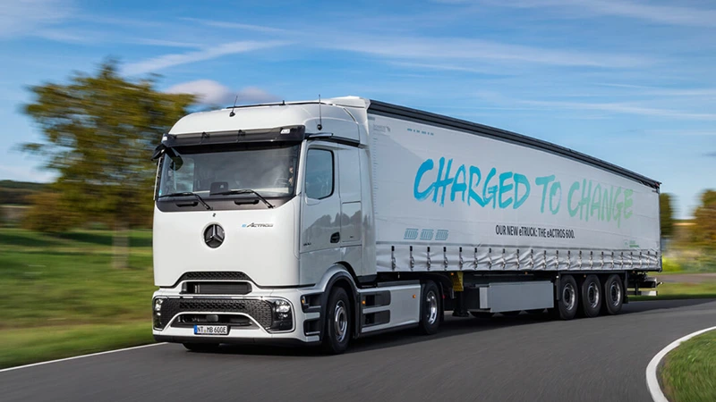 Kolik tun váží 621kWh Li-Ion baterka v e-trucku? Mercedes-Benz eActros 600 dá odpověď