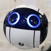 Na ISS nyní žije Int-Ball, japonský kamerový dron