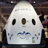 NASA se SpaceX posunují první test lodi Dragon určené pro posádku