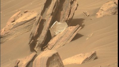 NASA si lámala hlavu nad kusem smetí objeveného na Marsu