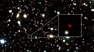 Nejvzdálenější kandidát na galaxii: první hvězdy ve vesmíru, nebo obří černá díra?