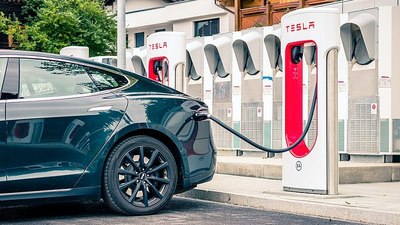 Nenabitá Tesla není dobré auto pro útěk zlodějů, policie je chytila na Superchargeru