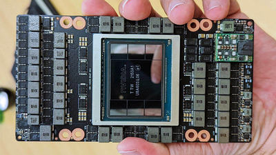 NVIDIA H100 SXM se 4nm GPU Hopper na detailních fotografiích