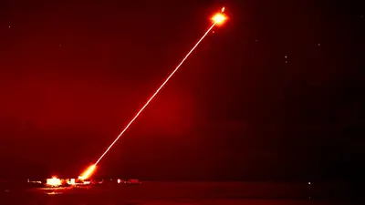 První úspěšný test britské laserové zbraně DragonFire proti vzdušným cílům