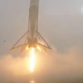 Raketa SpaceX Falcon 9 jemně dosedla, ale pak se složila