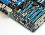 Pohled na PCI-E sloty Gigabyte GA-890FXA-UD5