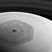 Sonda Cassini poslala snímky Saturnu z nové orbity