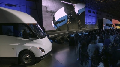 Tesla dodala první elektro-trucky Semi: mají 1MW nabíjení a 3 motory jako Plaid