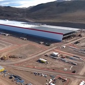 Tesla Gigafactory 1 pěkně roste, podívejte se na ni ze vzduchu