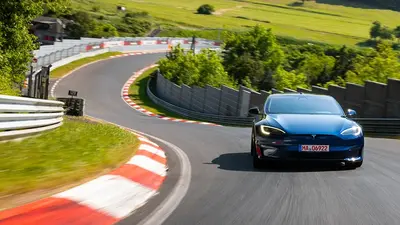 Tesla Model S Plaid o 8 sekund překonala Porsche: nejrychlejší EV na Nürburgringu