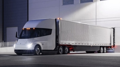 Tesla zahájila produkci elektrického trucku Semi, dodávky zahájí 1. 12.