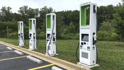 Tři EV znepojízdněné na nabíječkách Electrify America, jeden možná trvale