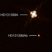 Trojhvězdný systém obsahuje jednu z nejpodivnějších planet