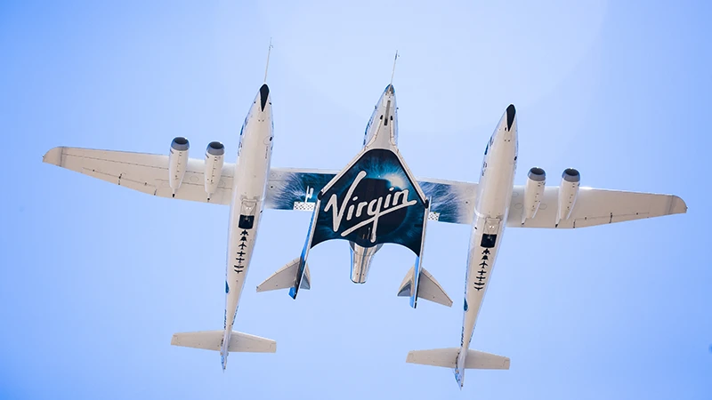 Vesmírný turismus u Virgin Galactic zahájen: první platící zákazníci vzlétli do vesmíru