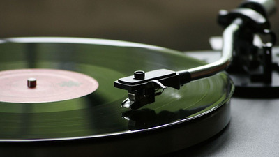 Vinylové desky po 35 letech překonaly prodeje CD, streamování ale vede