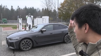 Youtuber otestoval elektrické BMW i4 M50 na německé dálnici bez limitů