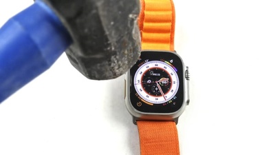 Youtuber zkusil odolnost hodinek Apple Watch Ultra: dřív rozbil stůl než hodinky